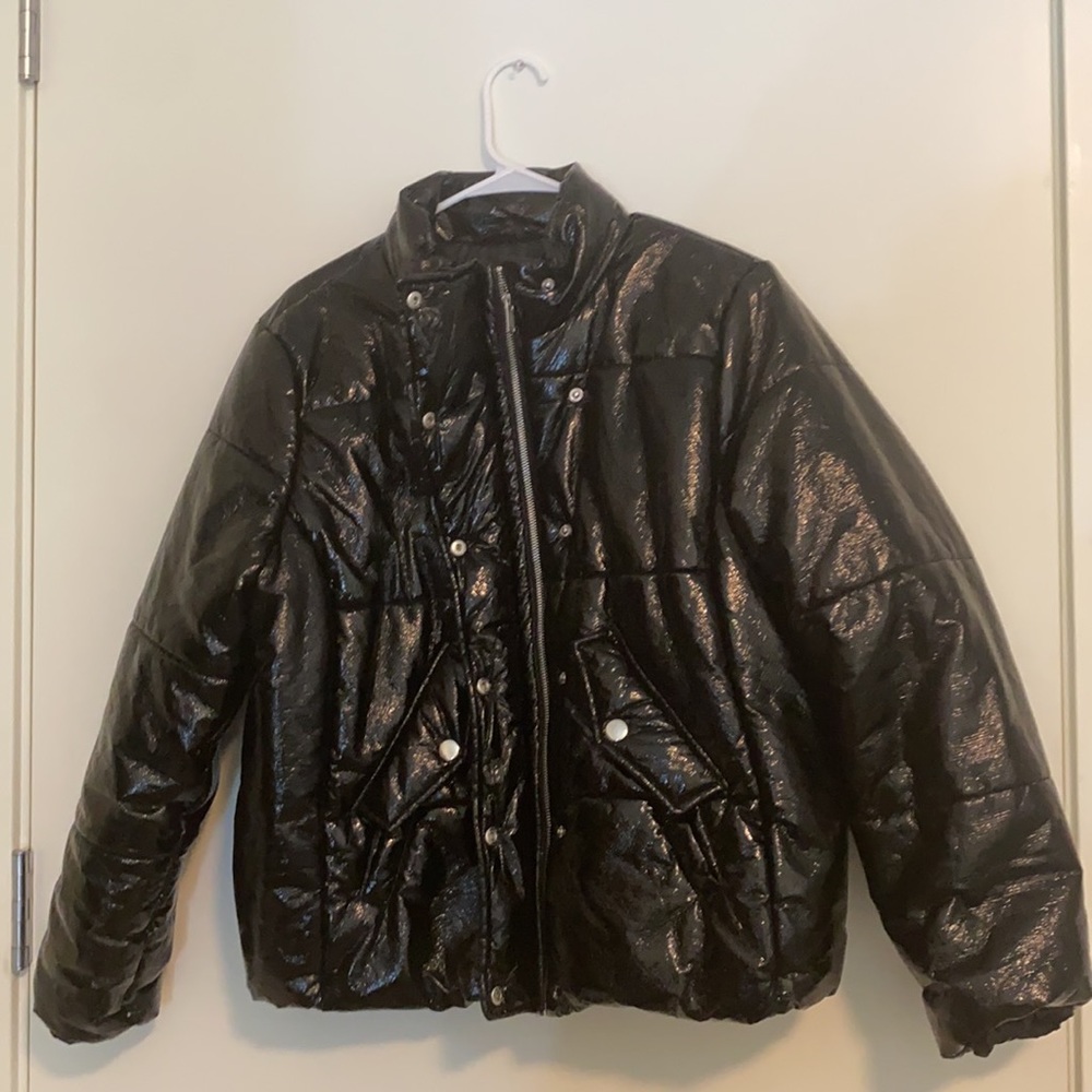 This is a black fashion nova coat it’s a size xL great material for the winter.